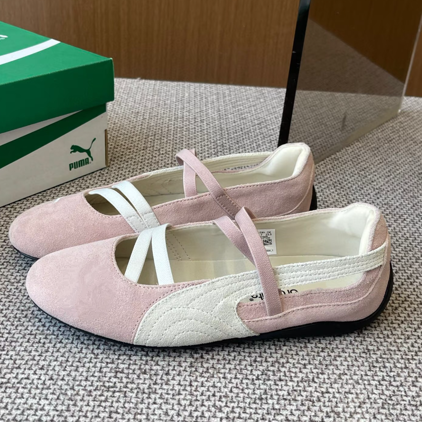 Trendy sports flat shoes