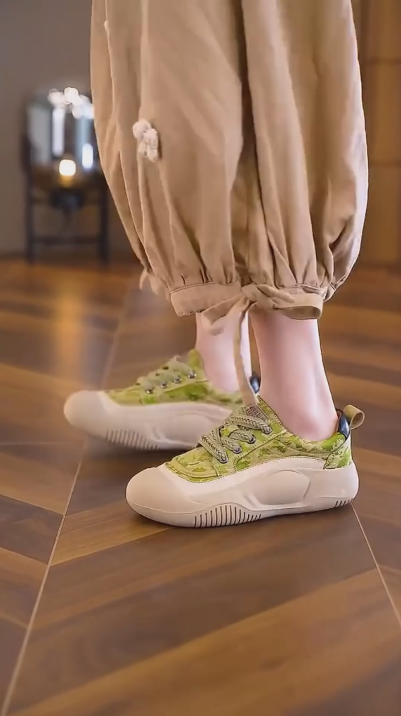 Green soft-soled casual shoes