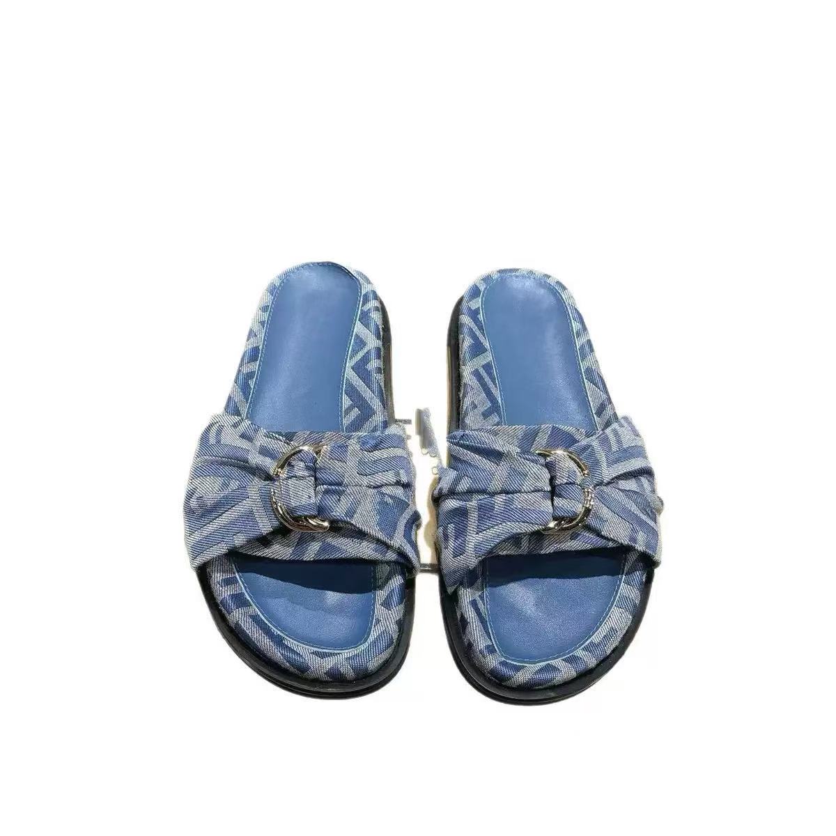 Metal buckle beach shoes