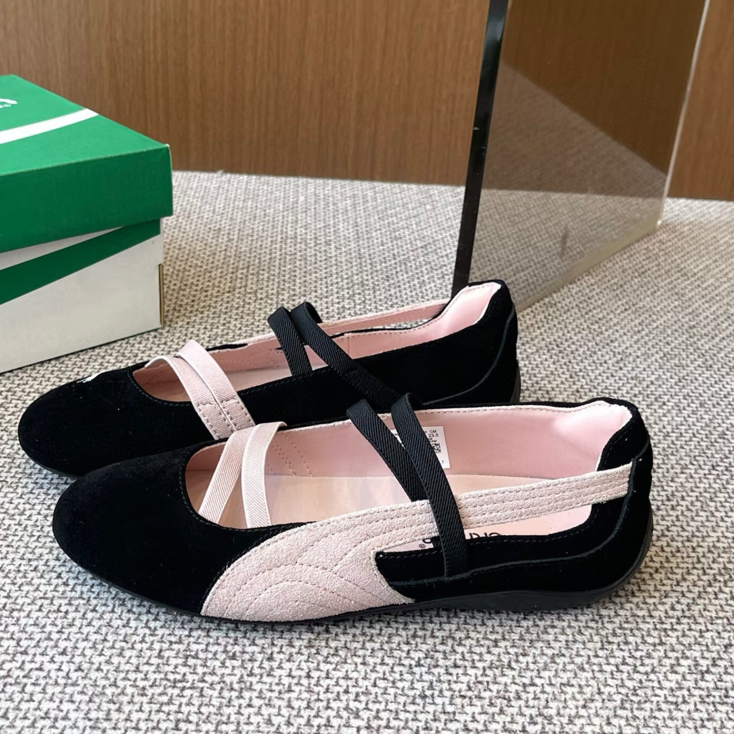 Trendy sports flat shoes