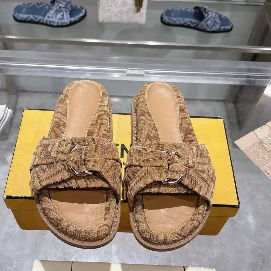 Metal buckle beach shoes