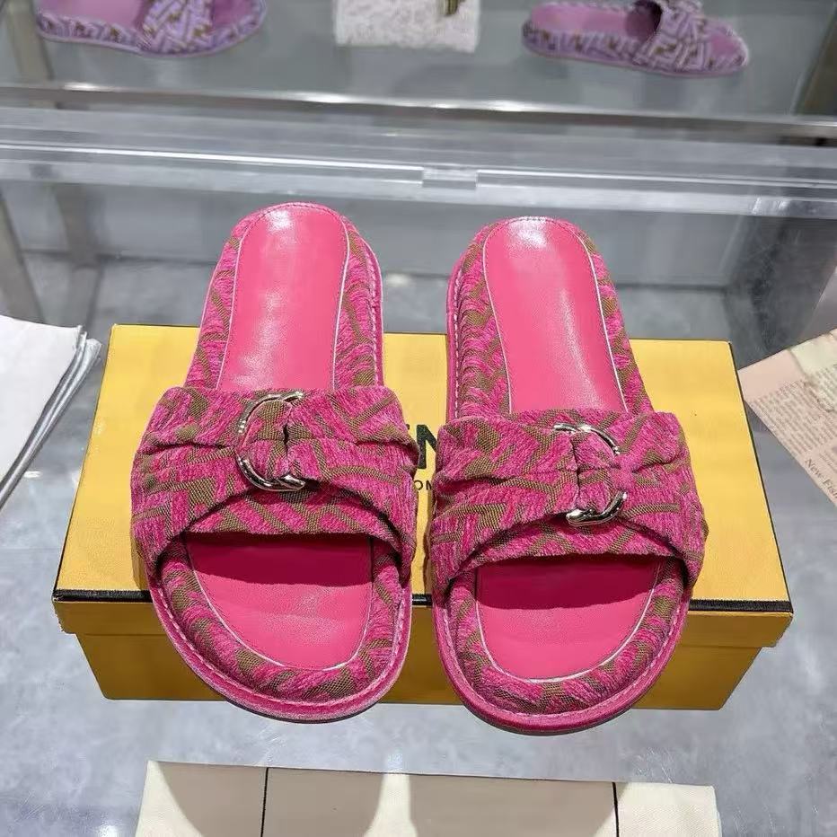Metal buckle beach shoes