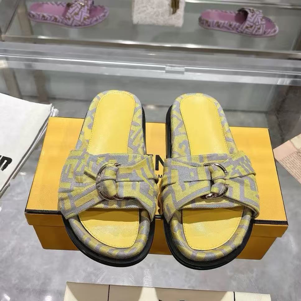 Metal buckle beach shoes