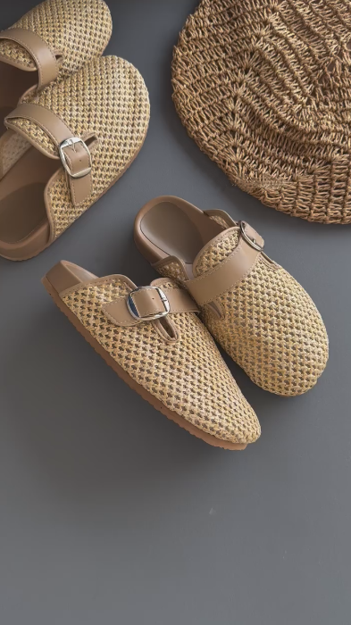 Breathable hollow sandals