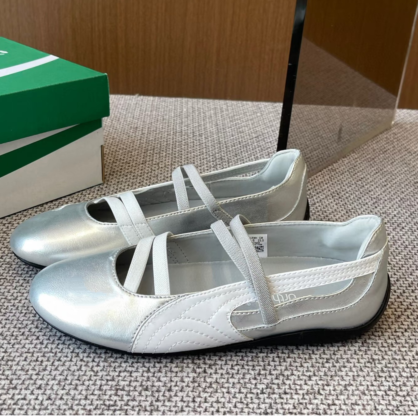 Trendy sports flat shoes