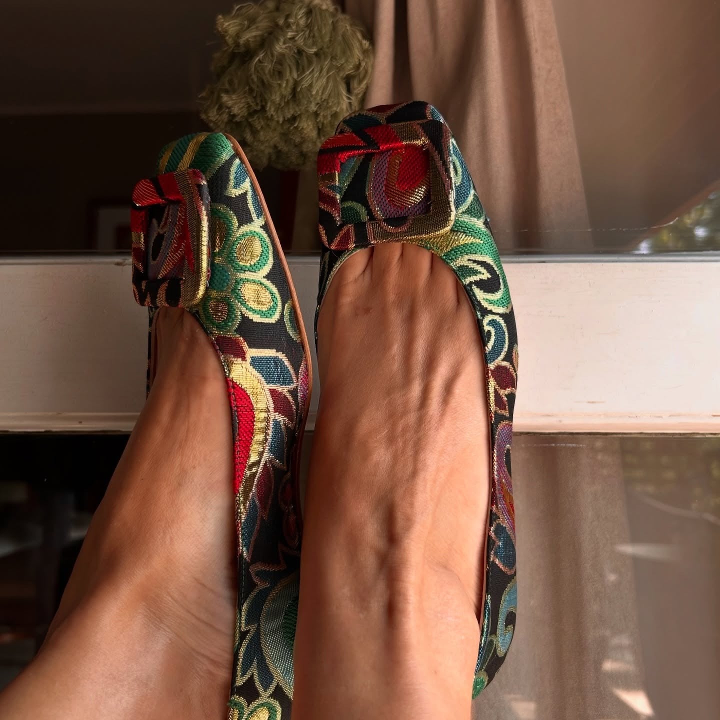 Elegant embroidered square-toe flat shoes