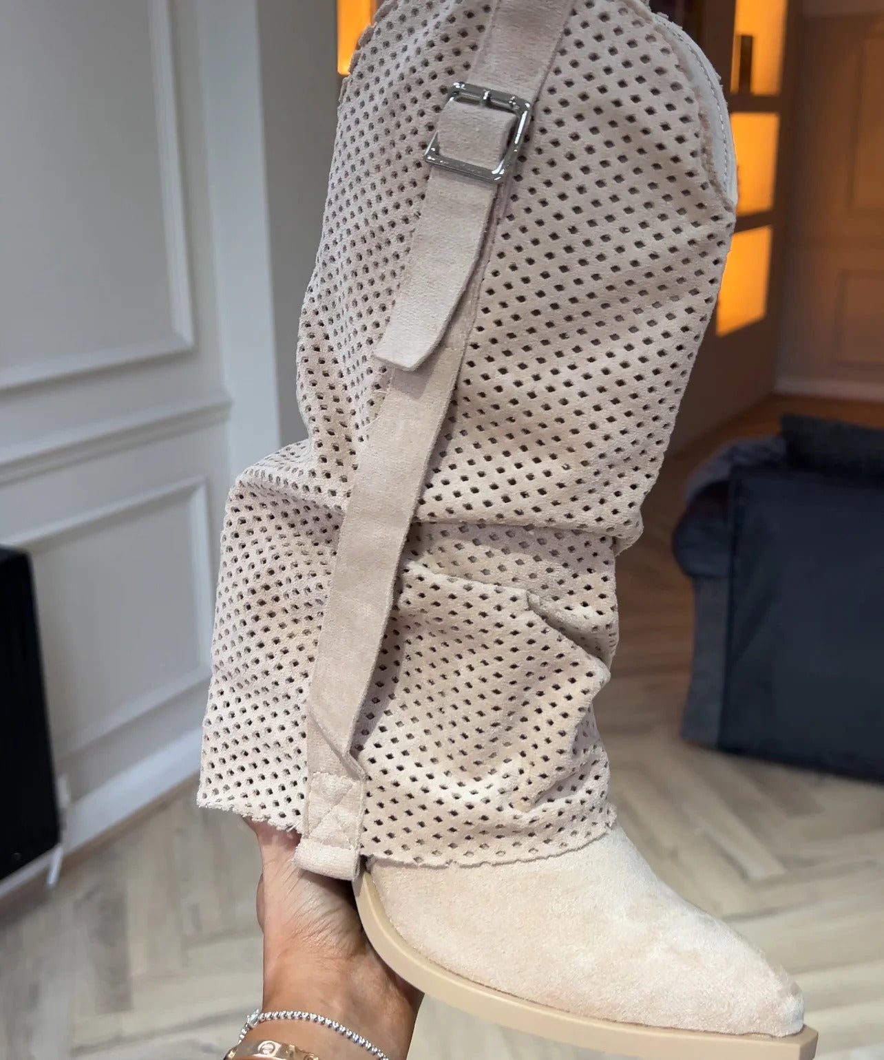 Pointed toe chunky heel mid-length boots