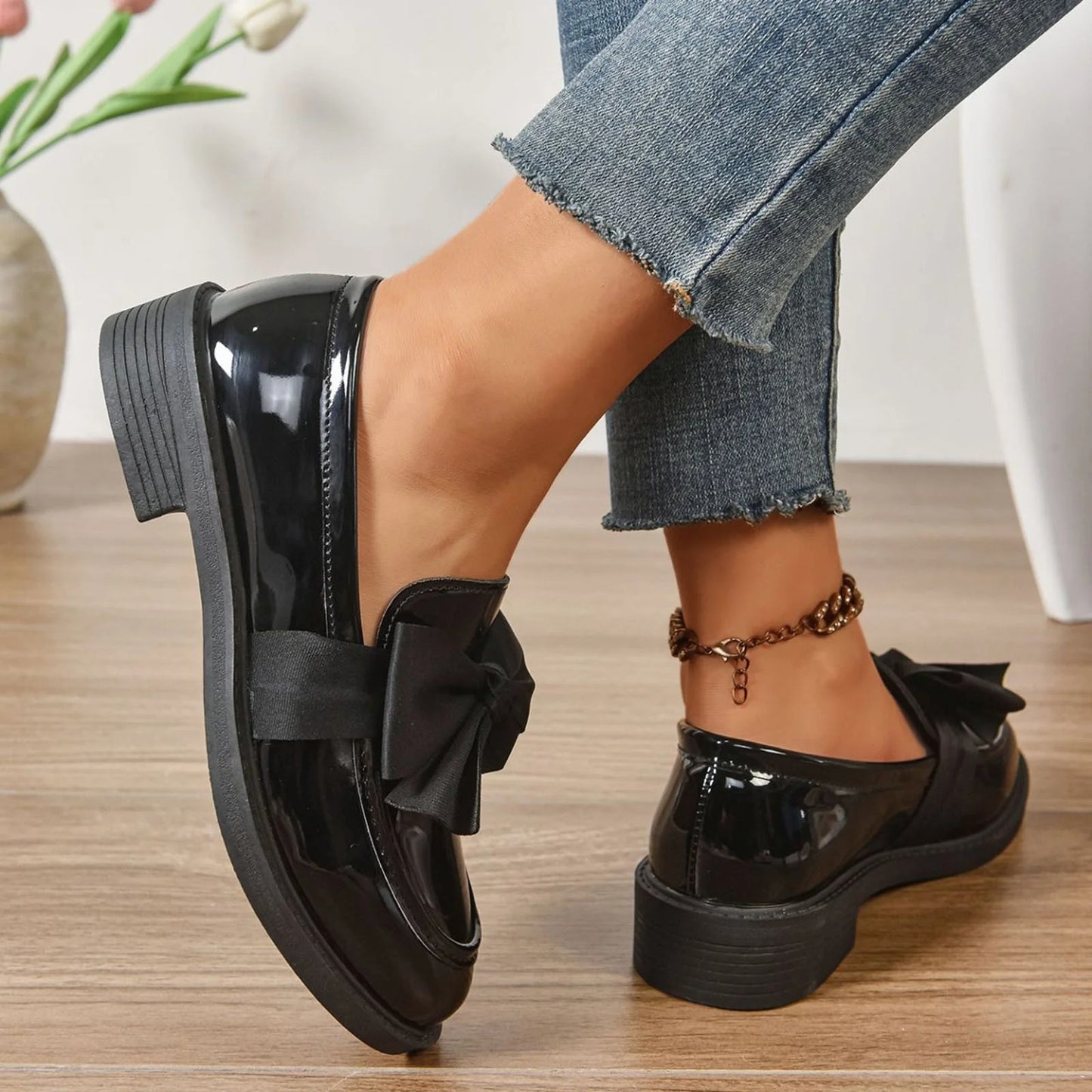 Bow-knot shiny leather shoes
