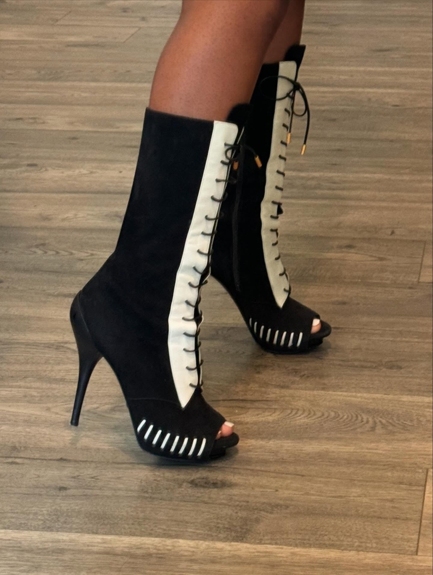Black and white stitching lace-up boots