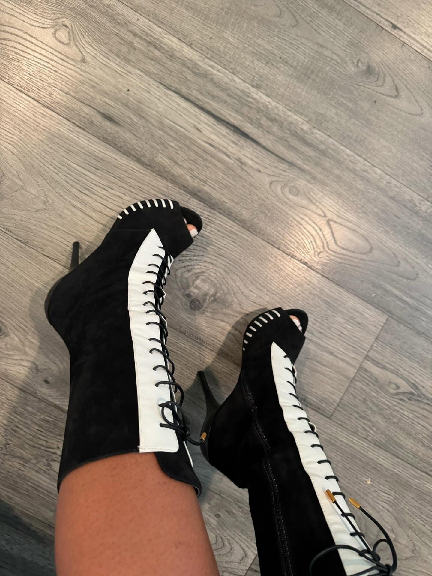 Black and white stitching lace-up boots