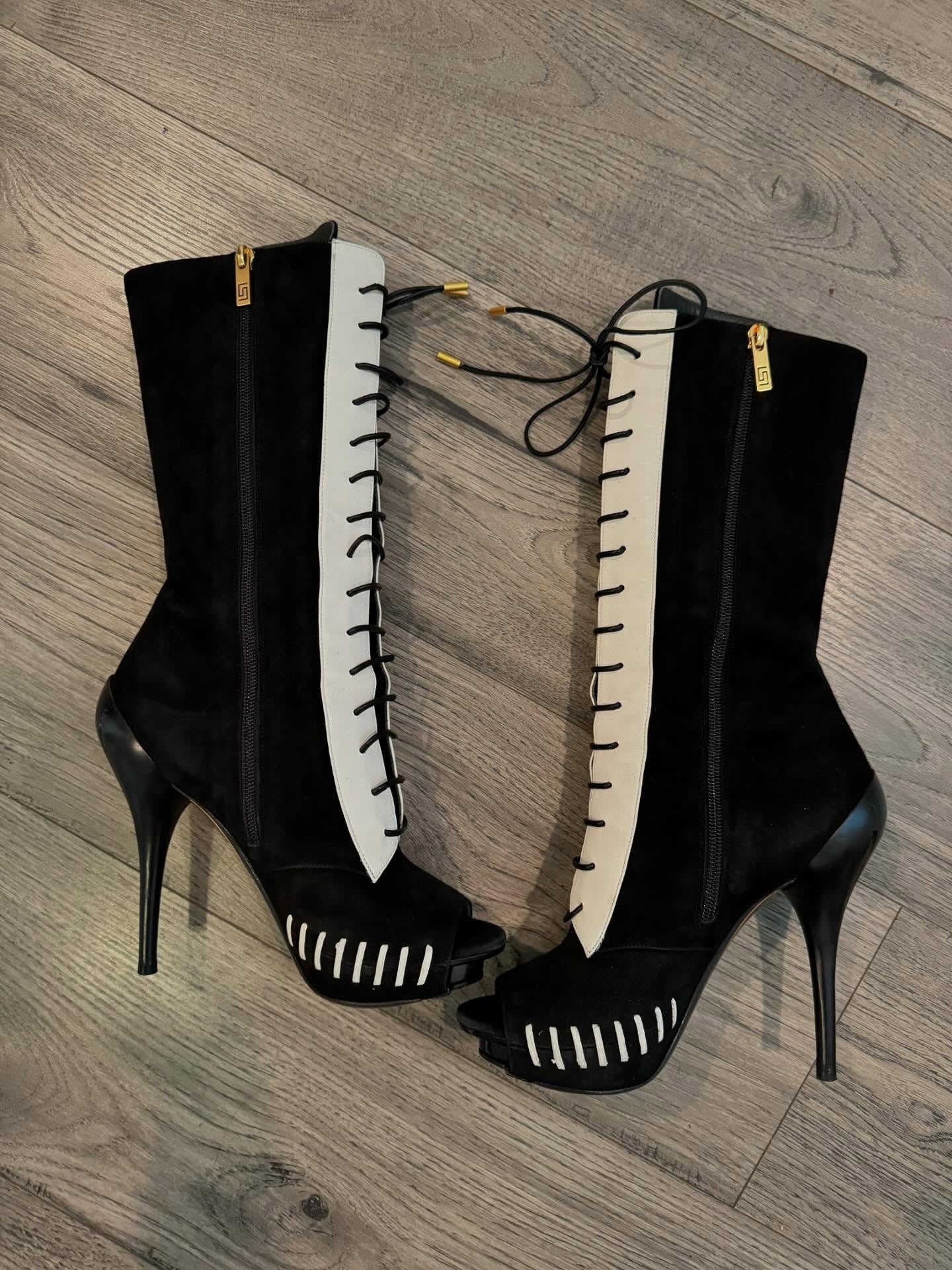 Black and white stitching lace-up boots