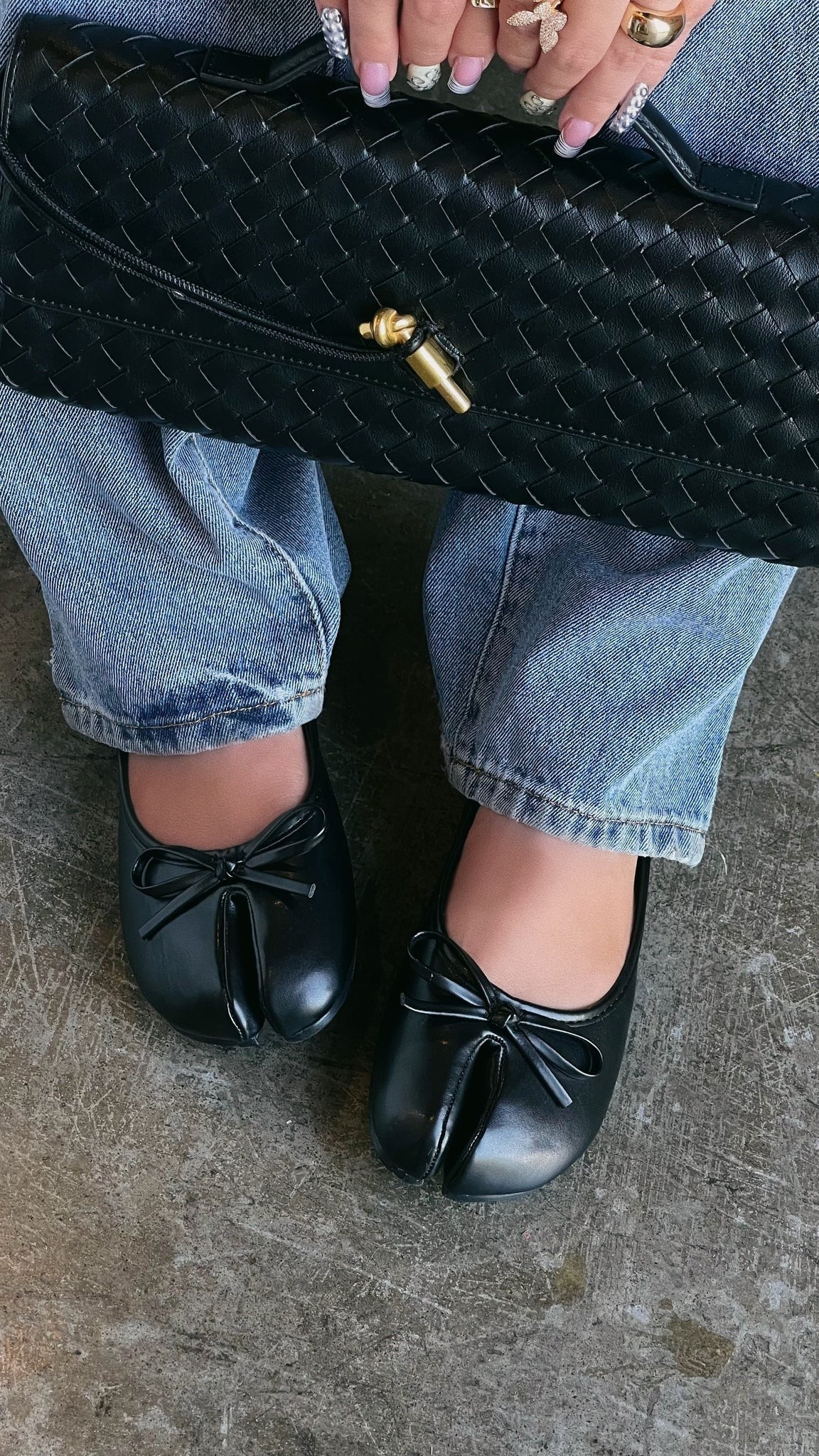 Split-toe fashionable flat shoes