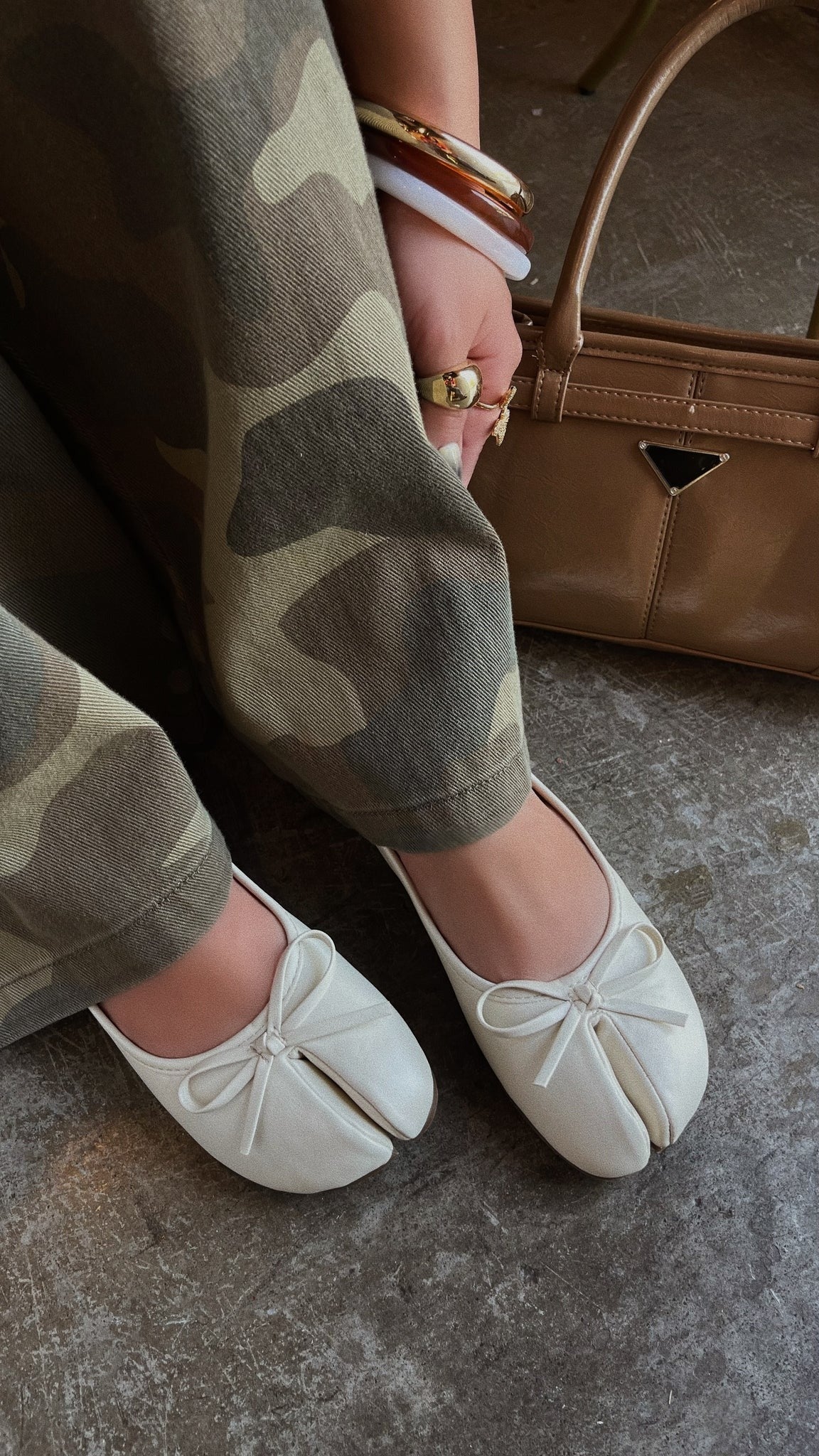 Split-toe fashionable flat shoes