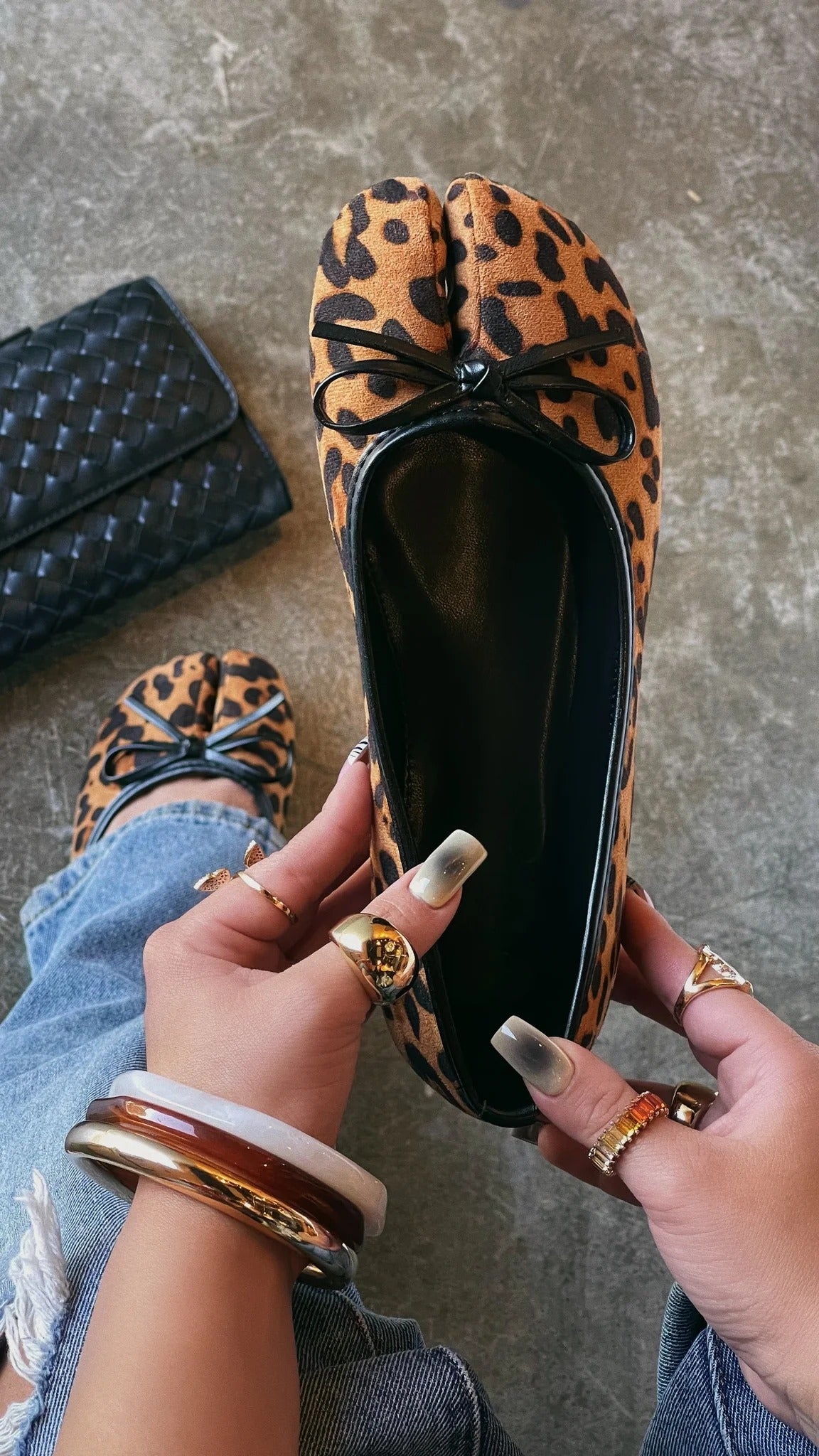 Split-toe fashionable flat shoes