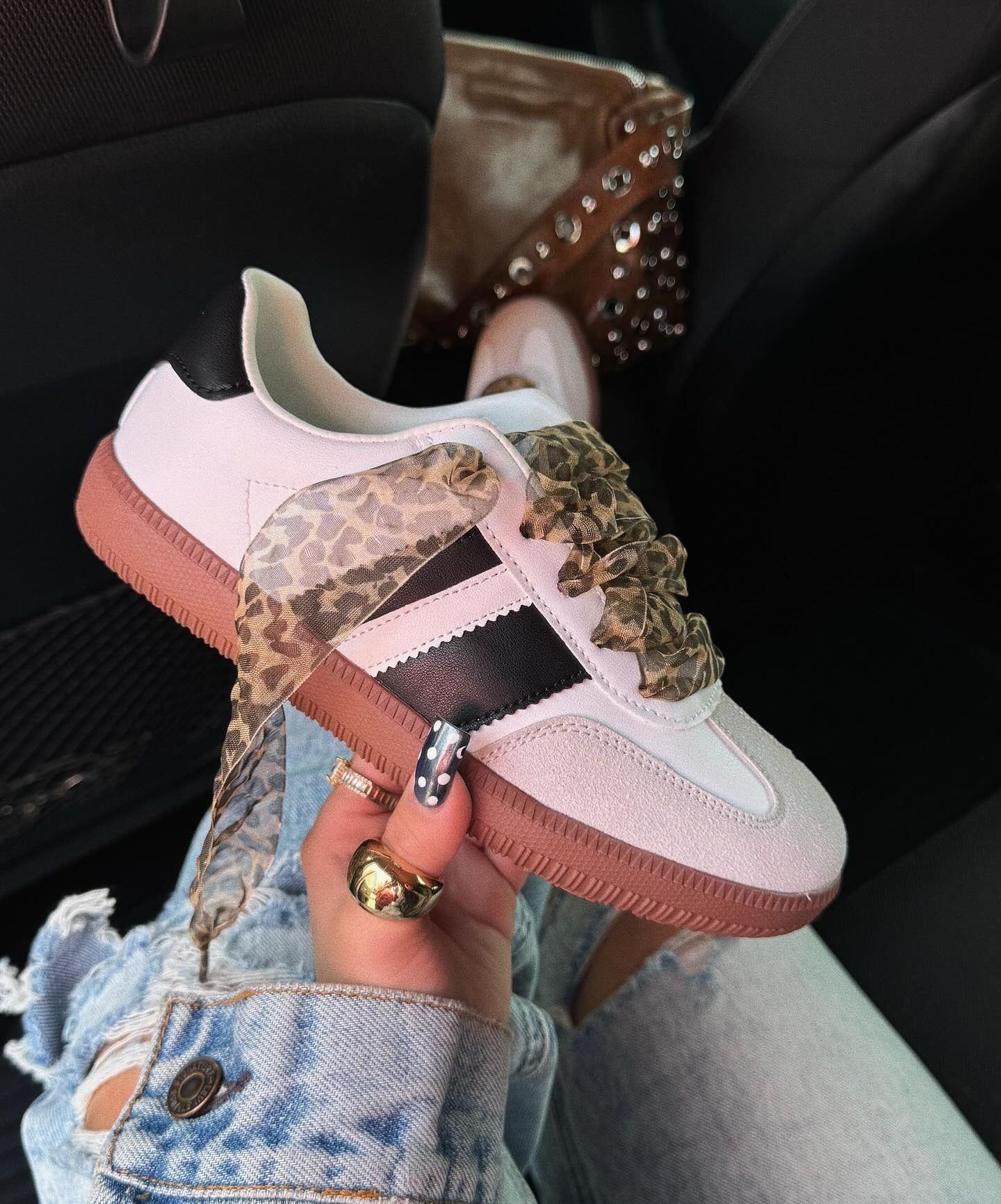 Women's comfortable sneakers