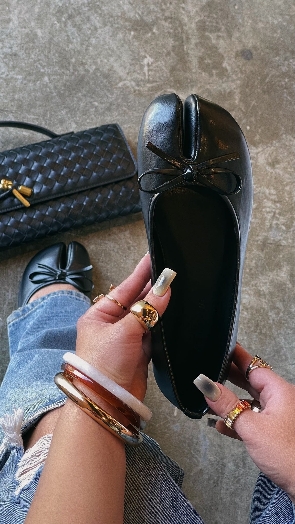 Split-toe fashionable flat shoes