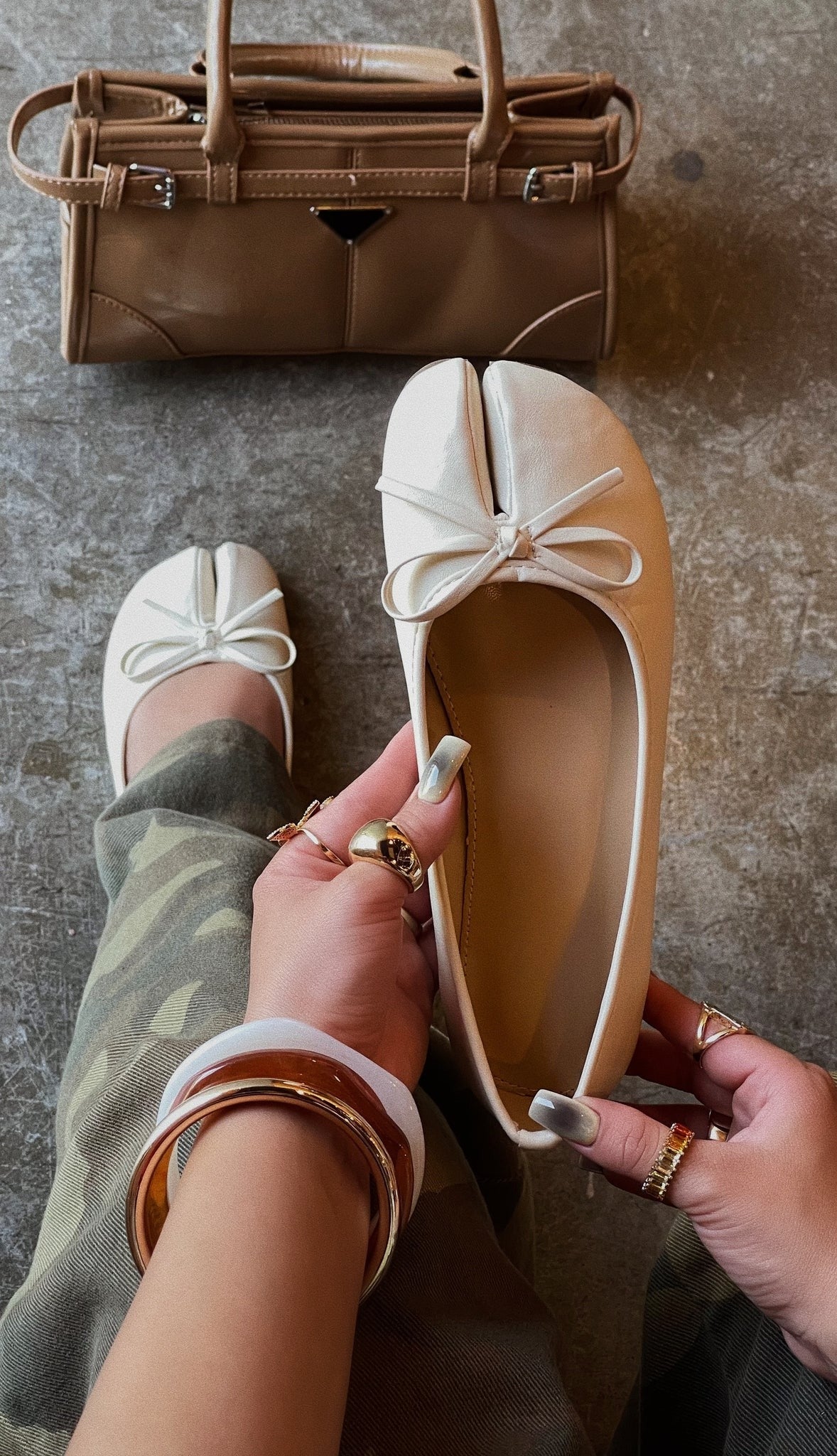 Split-toe fashionable flat shoes