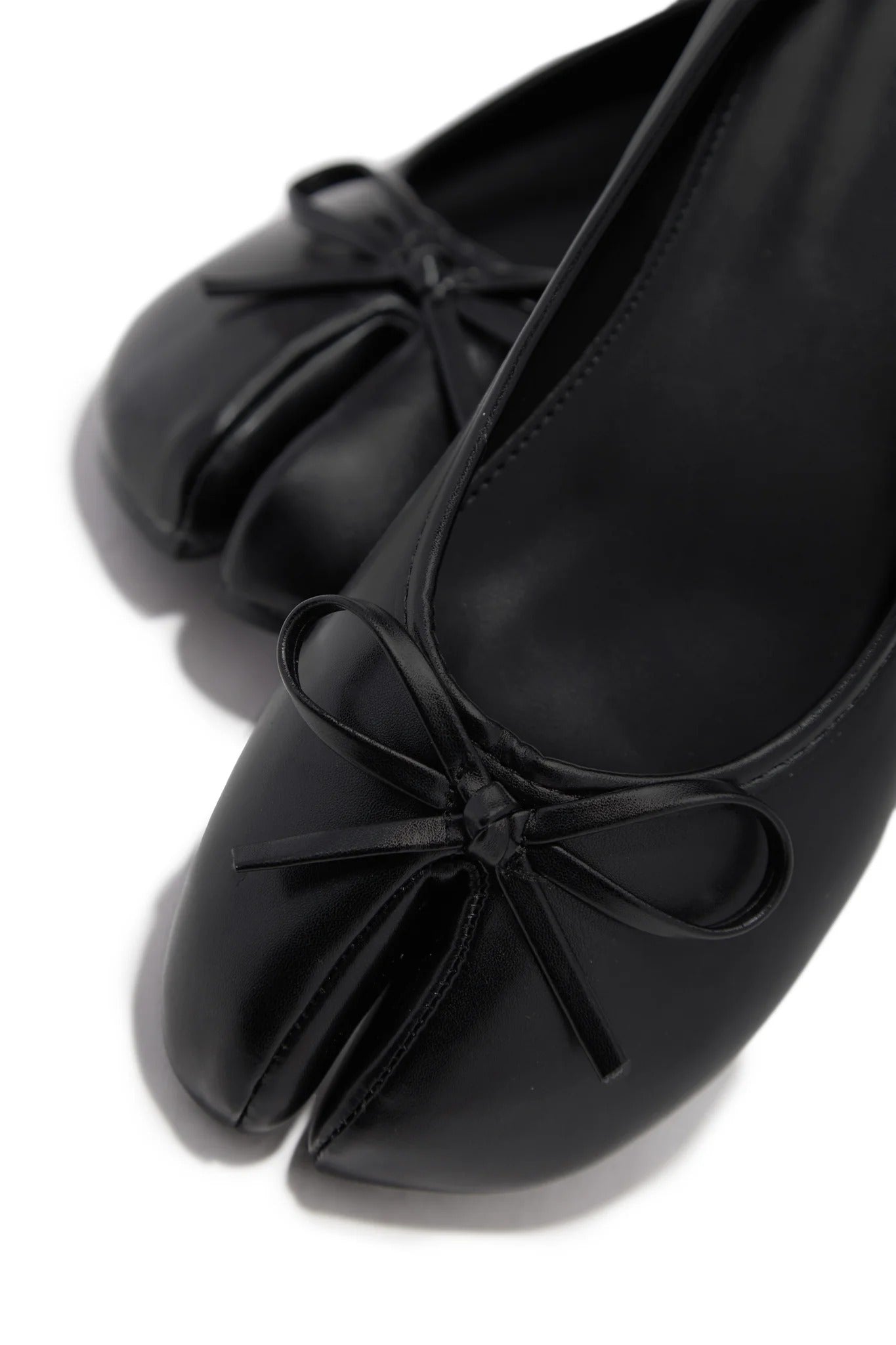 Split-toe fashionable flat shoes