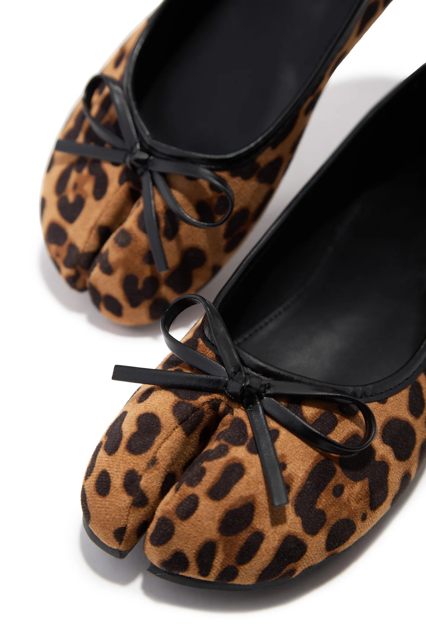 Split-toe fashionable flat shoes