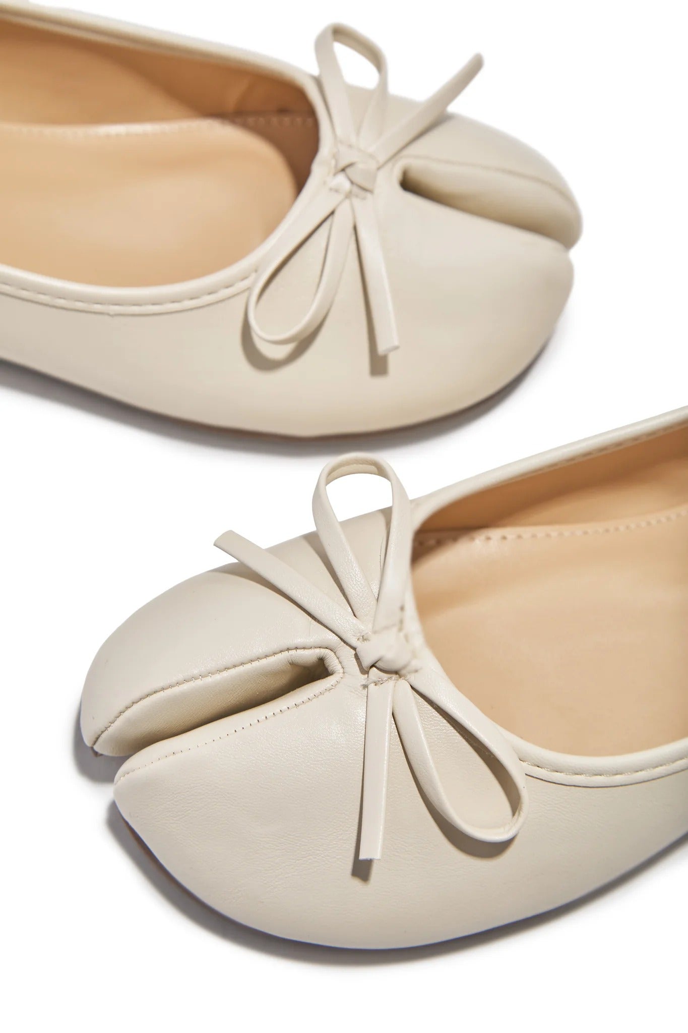 Split-toe fashionable flat shoes