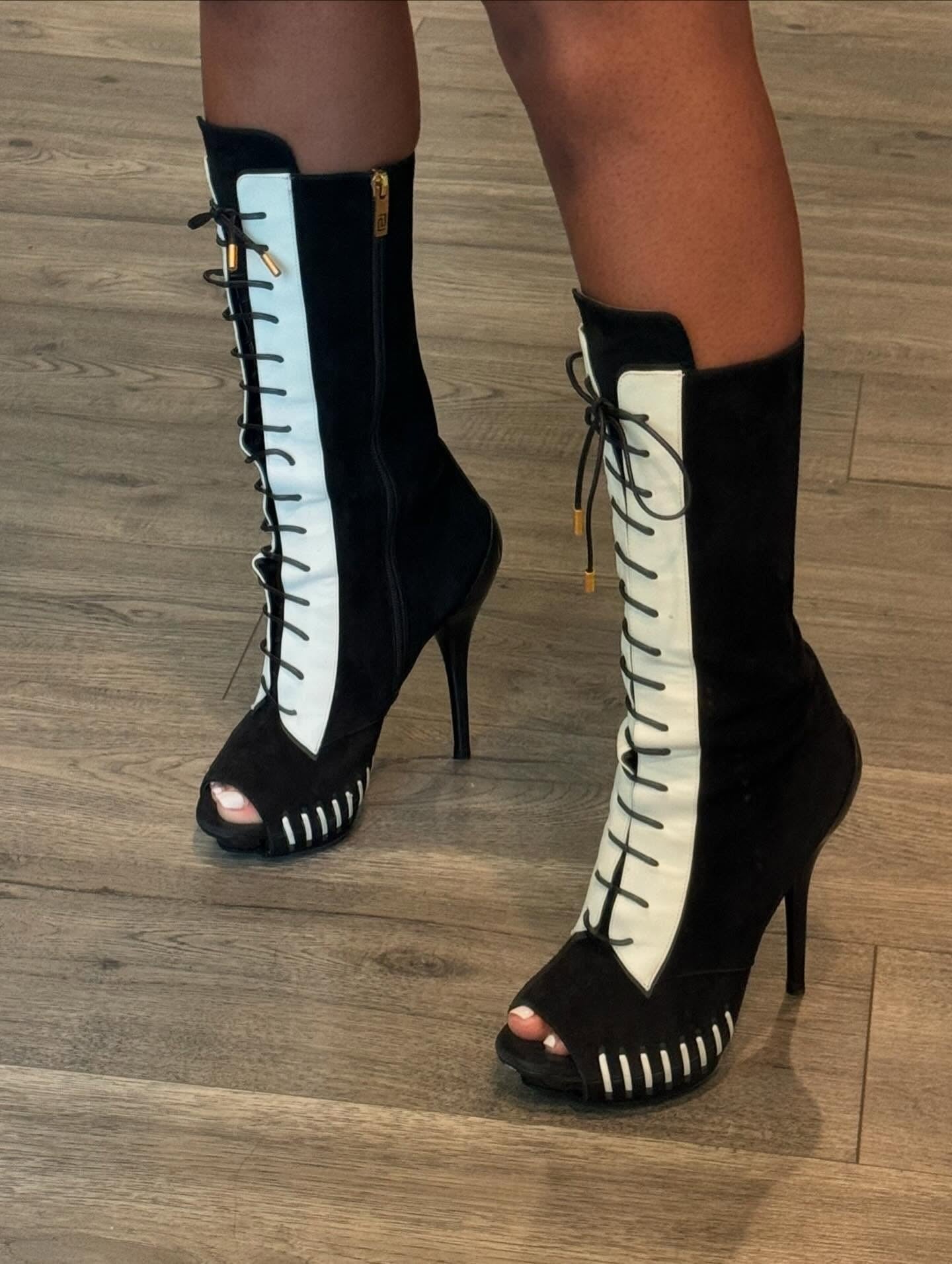 Black and white stitching lace-up boots
