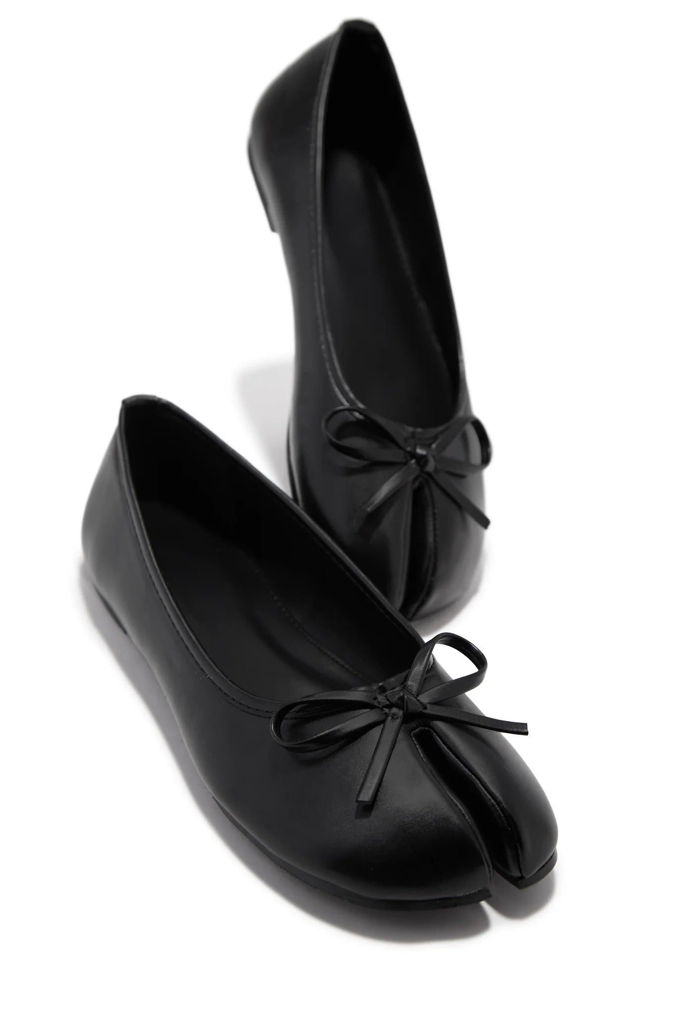 Split-toe fashionable flat shoes