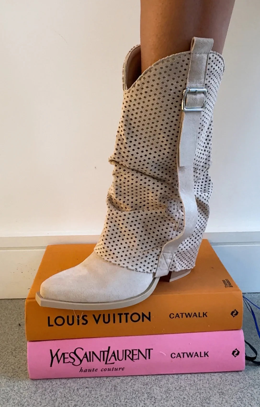 Pointed toe chunky heel mid-length boots