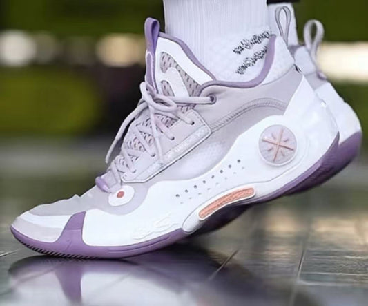Lightweight and breathable sports shoes