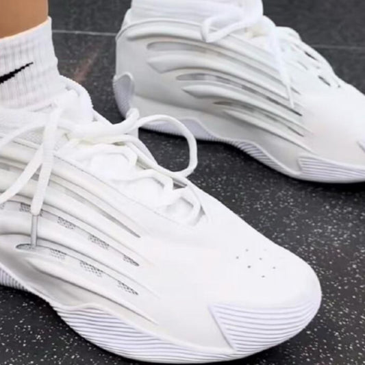 Shock-absorbing and wear-resistant sports shoes