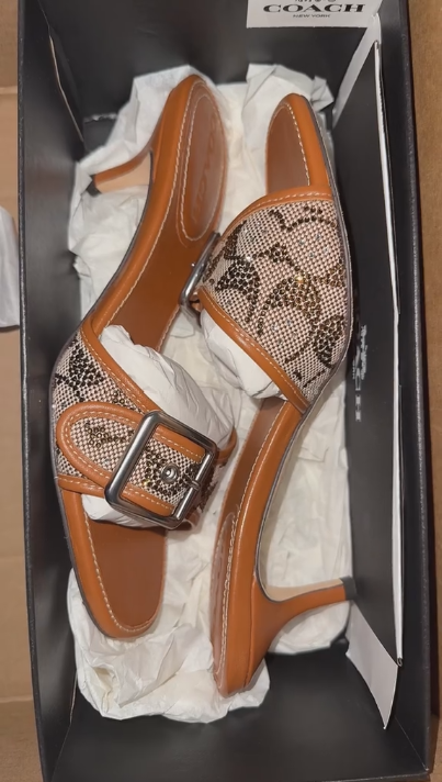 Fashionable mid-heeled high heels