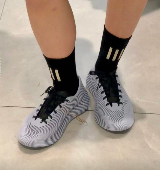 Breathable soft-soled sports shoes