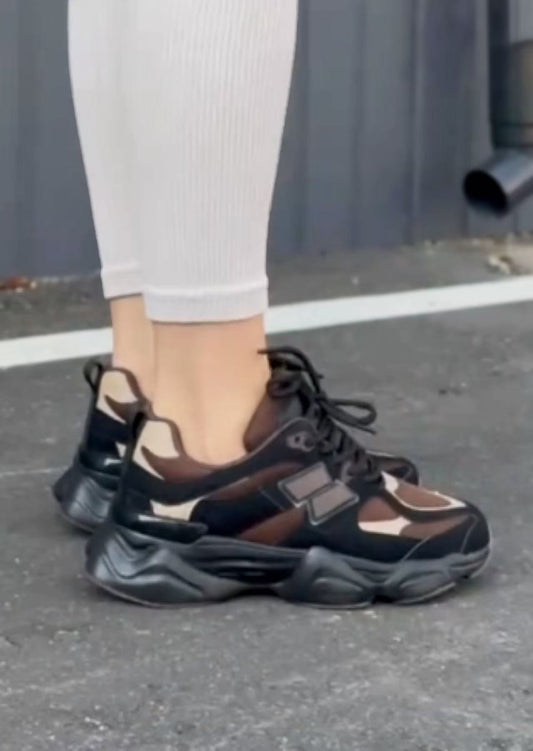 Thick-soled sneakers
