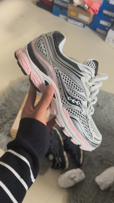 Mesh pink-hem sneakers