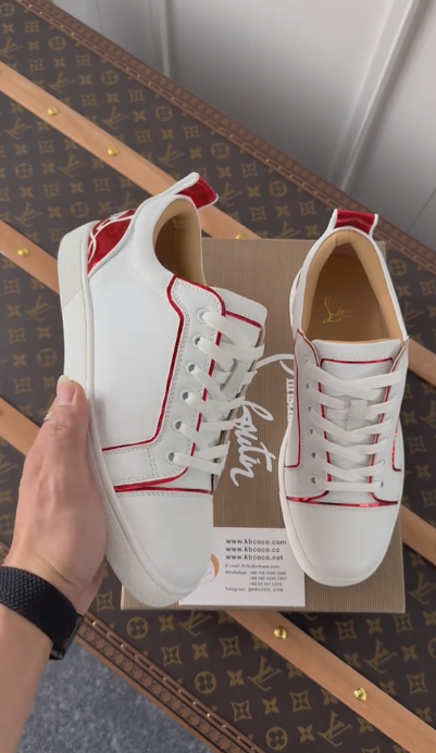 Classic red border sneakers