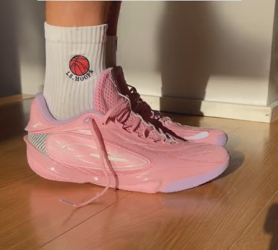 Comfortable and wear-resistant basketball sneakers