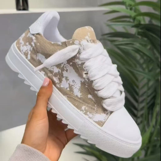Fashionable ink-splashed canvas shoes
