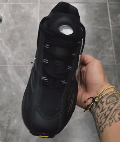 Fashionable lightweight sports shoes