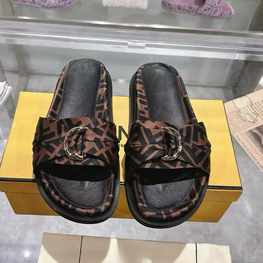 Metal buckle beach shoes