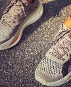 Breathable and lightweight air cushion sports shoes