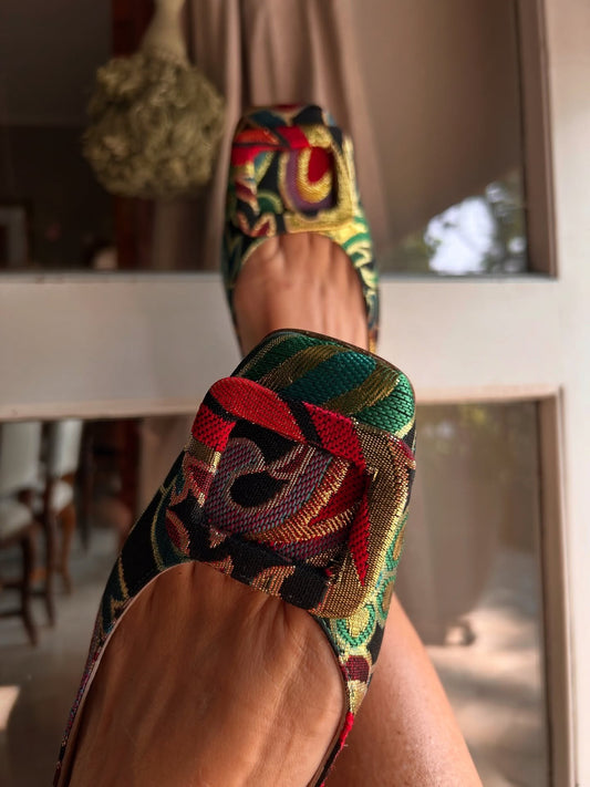 Elegant embroidered square-toe flat shoes