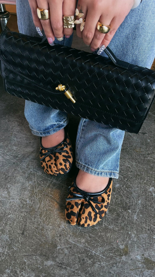 Split-toe fashionable flat shoes